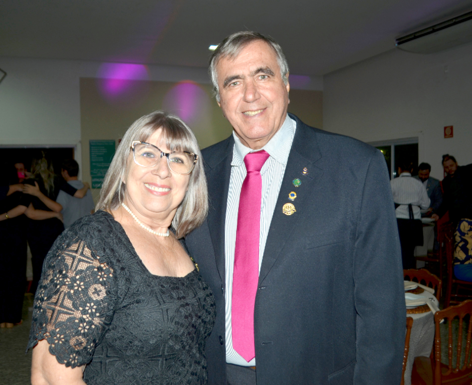 Juçara Bazela e Antônio Luis Bazela, membros do Lions Clube Votuporanga, marcaram presença no jantar festivo de posse da Unifev, que também celebrou o Dia dos Professores. O casal, sempre unido, exemplifica a força do amor e da amizade, inspirando todos ao seu redor com sua dedicação à comunidade e aos valores que promovem.