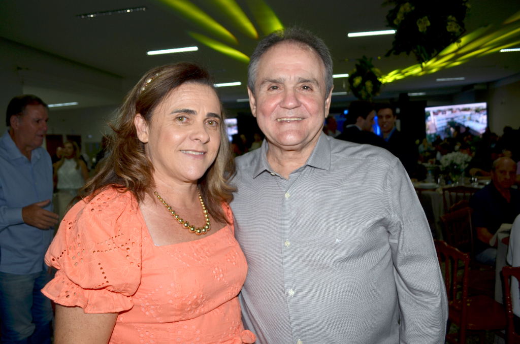 José Francisco Santos e sua esposa, cinara, estiveram presentes no elegante jantar de posse da Unifev, realizado no último dia 15 de outubro, no salão social do Sindicato Rural. O evento reuniu membros da comunidade acadêmica e amigos, proporcionando uma atmosfera de união e descontração. Os convidados desfrutaram de uma noite marcada por celebrações e momentos especiais, fortalecendo laços e compartilhando alegrias em torno de um objetivo comum.