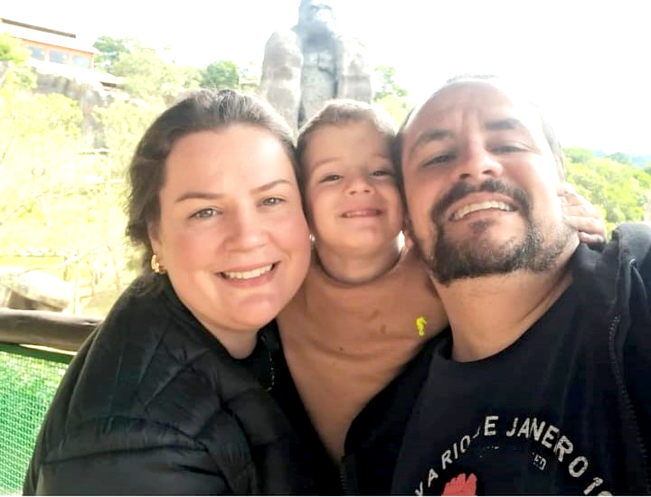 Bruna Roveda celebra hoje, (29), mais um ano de vida e recebe o caloroso abraço de sua família e amigos. Em especial, comemora a data com muita alegria ao lado de seu marido Carlos Teixeira e de seu filho Daniel, que a presenteiam com todo o amor e carinho neste dia festivo. Parabéns, Bruna! Que no seu aniversário não faltem abraços, paz, amor e muitos momentos de felicidade. Feliz dia e feliz nova idade!