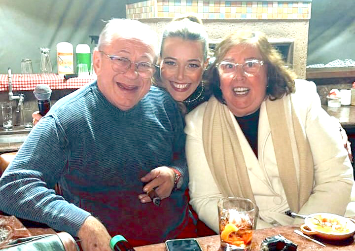 O empresário Domingos Pignatari Júnior celebrou, ontem (28), o dom da vida, recebendo o carinho e os cumprimentos de sua família, que o homenageou com muito amor nesta data tão especial. Amigos e familiares se unem para parabenizar o aniversariante, desejando-lhe muitas alegrias. Parabéns, Júnior! Que a gratidão por mais um ano de vida ilumine seu coração e torne este dia ainda mais festivo e cheio de felicidade. Na foto, Júnior ao lado de sua esposa Du Pignatari e de sua filha Lisa Pignatari.