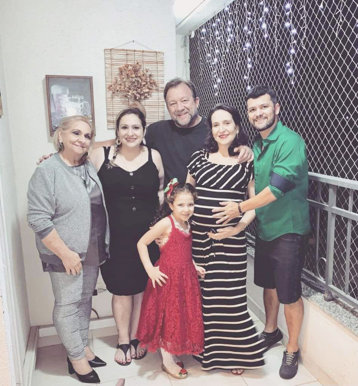 Registro especial, feito diretamente de São José dos Campos, na casa de Juliana Miotto, da noite de Natal da família Miotto. Da esquerda para a direita temos Regina, Mariana, o patriarca Valdir, Juliana, Diego e pequena Isabela. Família querida por todos nós, valeu o registro.