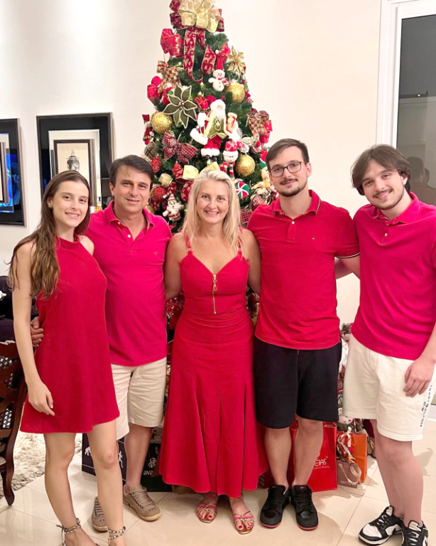 Em clima de Natal, reforçando ainda mais os laços familiares, Ednaldo Polizeli e sua esposa Raquel celebram a data ao lado dos filhos Vitor, Pedro e Letícia. Juntos, comemoram o Natal da melhor forma possível: unidos pelo amor e pela alegria de estarem como família. Que venham muitos outros Natais, sempre com essa união e carinho que fortalecem ainda mais os laços familiares.