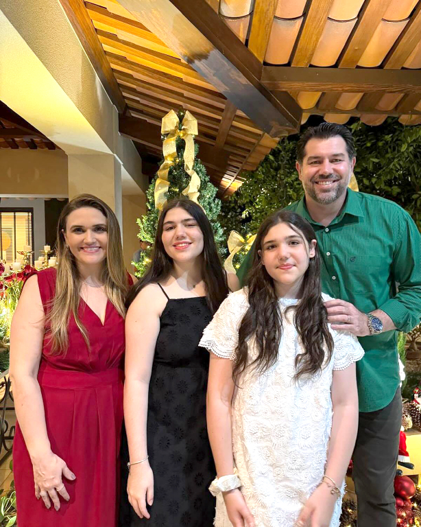 Comemorando o Natal com muito amor e união, Fábio Previato, sua esposa Cristina Rocha Santos Previato e suas filhas Gabriela e Luísa celebram juntos a vida e o nascimento de Jesus. Uma família unida em todos os momentos, compartilhando o espírito de alegria e gratidão nesta data tão especial.