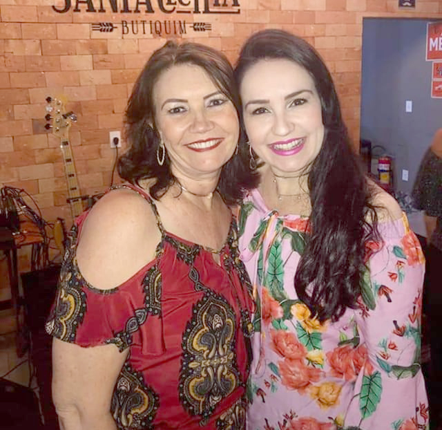 Hoje é dia de parabenizar Marlene Barbieri, que completa idade nova e desfruta dessa alegria ao lado de seus filhos, sua família e seus amigos. Sua irmã Regina Barbieri, com ela na foto, puxa a fila dos cumprimentos. Parabéns a aniversariante, feliz dia e feliz vida!!!