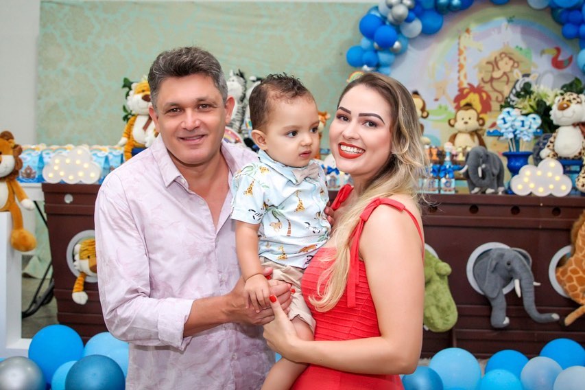 Pastor Eudes Leão e sua esposa Luzia cobrindo de mimos e carinho seu sobrinho Matheus, que completou seu primeiro aninho de vida. Parabéns ao aniversariante e que Papai do Céu lhe proteja sempre, que você cresça cercado por muito amor e sabedoria. Viva ao Matheus!!!