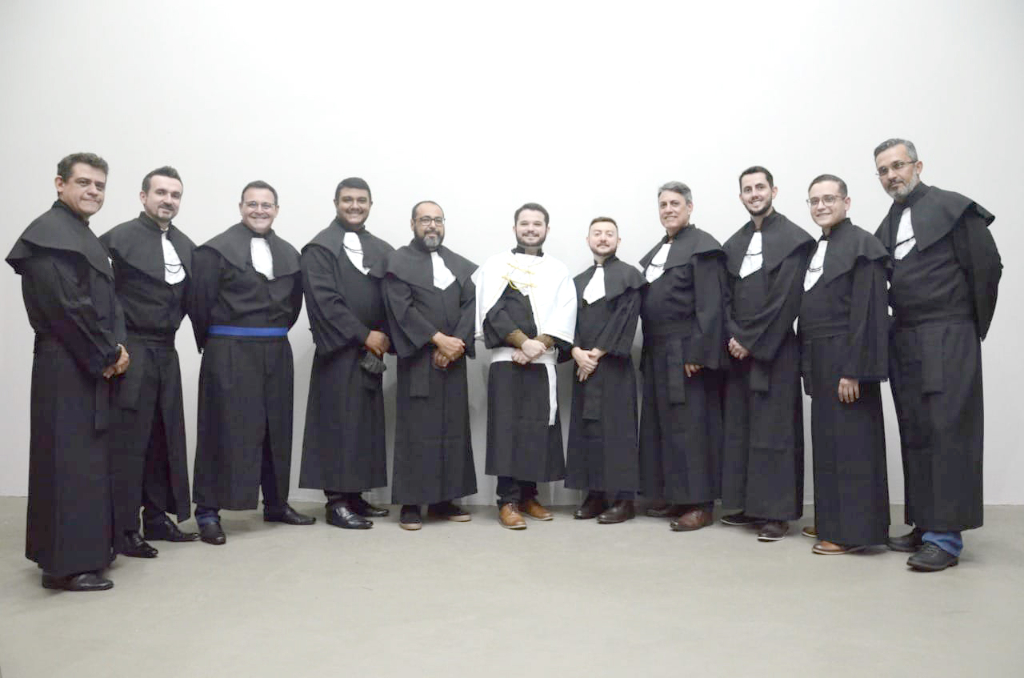 Em noite de colação de grau da Faculdade Futura, os professores da ala masculina se juntaram para uma foto. Ao centro o gestor de políticas acadêmicas da instituição, Prof. Me. Tiago Moreno.