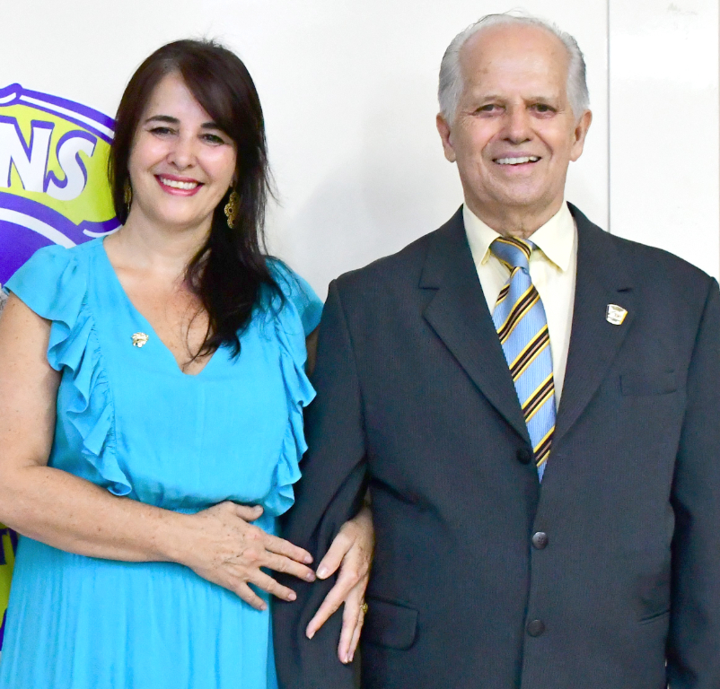 O agrônomo Osvaldo Pereira Caproni recebe o ano novo com festa e gratidão por mais um ano de vida que ele completa no próximo dia 02.  A esposa Isabel puxa a fila dos cumprimentos e homenagens dedicadas ao feliz aniversariante na próxima segunda-feira. Felicidades, que sua vida seja uma soma de bênçãos e de vitórias, para você desfrutar seus dias com muita saúde e alegria