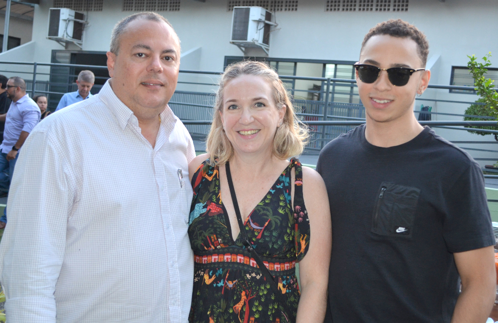 O advogado Jaime Demetrio De Bortole assume idade nova na primeira semana de janeiro, mais precisamente no dia 2.  A data será de celebração pela vida que ele comemora juntinho do calor e abraço de sua esposa Maria Cristina Zaparoli e seu filho Eduardo, com ele na foto. Parabéns Jaiminho, que esse dia iluminado seja apenas o começo de um novo ciclo de muita paz na sua vida