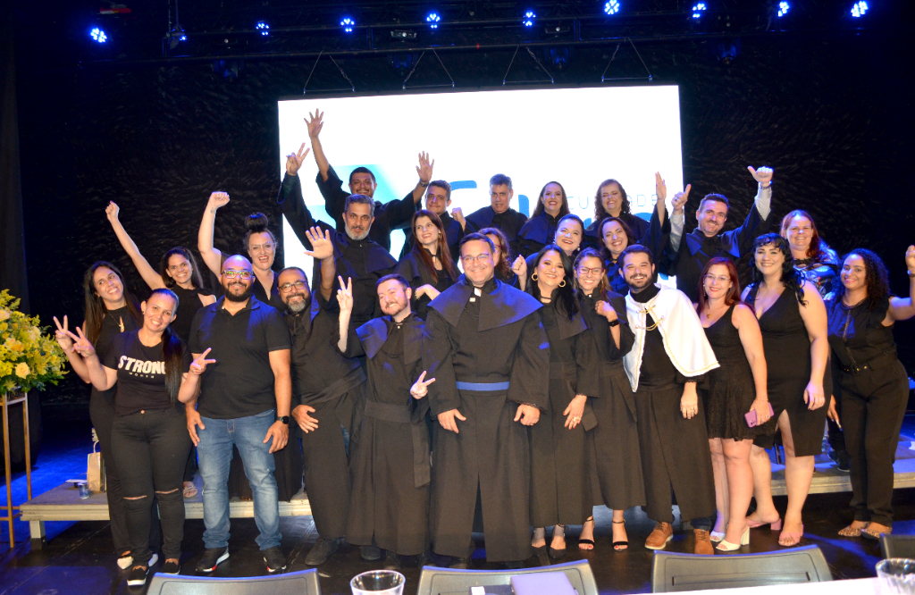 Um registro mais que especial hoje dos professores e da equipe de colaboradores da Faculdade FUTURA, que se dedicaram durante todo o ano de 2022 para entregar um serviço de excelência aos alunos e se empenharam com muito profissionalismo e dedicação na realização da grande noite de colação de grau dos formandos dos cursos da instituição. Parabéns a todos, a noite foi um sucesso e tudo transcorreu na mais perfeita ordem