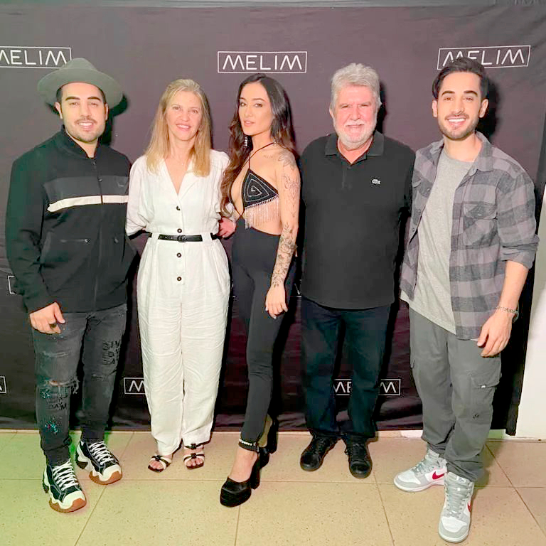 O prefeito Jorge Seba e sua esposa, a primeira dama Rose Seba, sempre prestigiando os eventos culturais em nossa cidade, se fizeram presentes na grande Virada Cultural Paulista que aconteceu no centro de Lazer do trabalhador e trouxe ao palco no último sábado o TRIO MELIM que arrebatou a galera presente com as famosas 