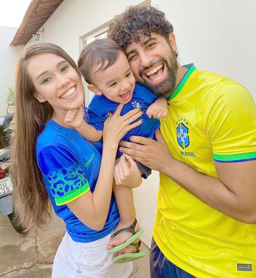 E o segundo jogo da Copa do Mundo aconteceu ontem e o clima verde e amarelo contagiou a todos os brasileiros e família que torce unida permanece unida. Embalados nessa máxima, o papai Willian José Branco e a mamãe, Mariana Ramos, empolgados com a torcida verde e amarelo estão ensinando o filho Miguelzinho a ser um bom torcedor brasileiro. Valeu a torcida pessoal, pois a vitória veio no segundo jogo tambem, continuemos acreditando que o HEXA vem