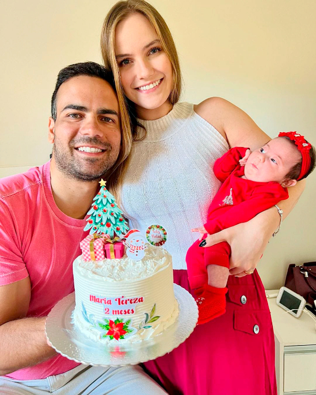 O natal este ano o natal foi pleno de amor e alegria na casa de Kássius Fonseca e Vivi Sartori, que celebraram a noite sublime do nascimento de Jesus juntinhos do maior presente que eles ganharam esse ano, a princesinha Maria Tereza. Por lá, a família cuidou de tudo com muito amor e carinho para a celebração máxima do amor, que é o Natal, a festa Cristã de todos nós!!!