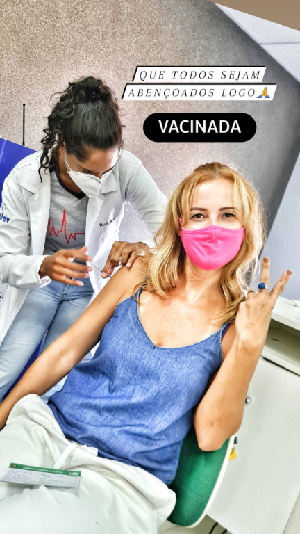 Aos poucos a vacina vai chegando e imunizando a todos nós. Hoje foi a vez de Amanda Castrequine, que fez questão de registrar e validar esse momento tão importante. Ainda bem que mesmo em meio a tantas inseguranças, a única certeza que nos resta é de que a vacina diminui drasticamente as complicações da Covid-19. Valeu o registro, Amanda! Todos nós estamos aguardando ansiosamente a vez na fila! 