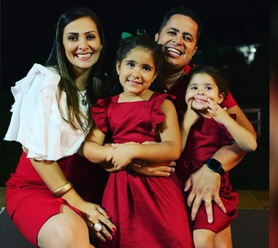 Retrato de uma família feliz
O empresário Rodrigo, da Real Veículos aparece sorridente ao lado da
esposa Manuela Dourado e das filhas Sofia e Eleonora