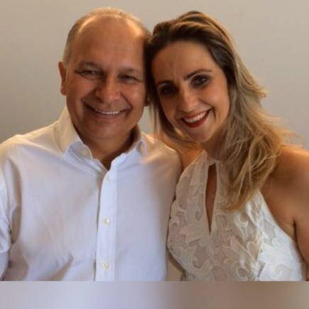 O querido e  simpático Oscar Guarizo comemora seu
aniversário amanhã. Sua esposa Dani Marin, com ele na foto, será a dona da homenagem mais que especial para seu marido, seguida dos abraços e cumprimentos de toda sua família e amigos .