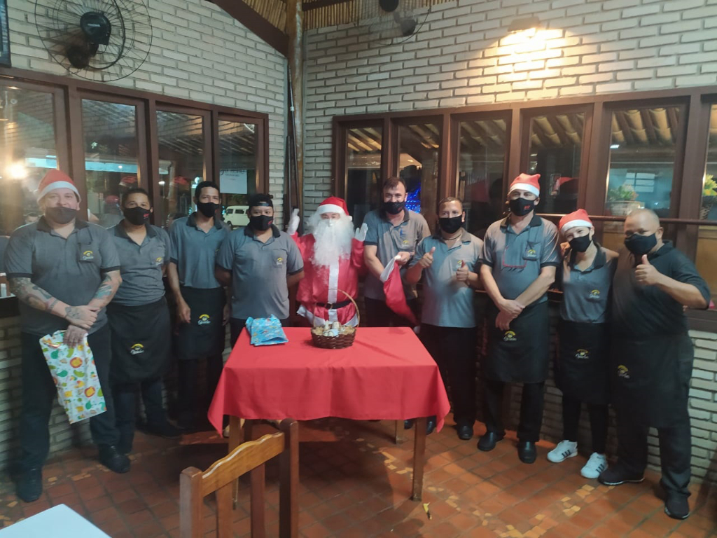 Embalados no espírito de solidariedade que a época pede, a churrascaria Recanto Gaúcho reuniu sua equipe de trabalho e promoveram um jantar solidário para pessoas carentes e necessitadas. A noite foi pura alegria e emoção  por parte dos envolvidos. Parabéns a direção da casa que proporcionou mesa farta e abundante a quem precisa.
# Exemplo a ser seguido. Deus vos abençoe!