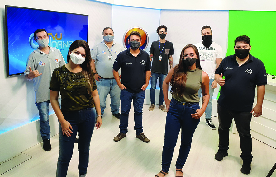 E a equipe de trabalho da TV Unifev, que leva ao ar todos os dias o TVU  Jornal Segunda Edição, se reuniu para aquela foto esperta, antes da folga do Natal. Para quem não sabe, quando o programa vai ao ar, todo mundo que está nesta foto entra na sua casa também. Valeu o registro