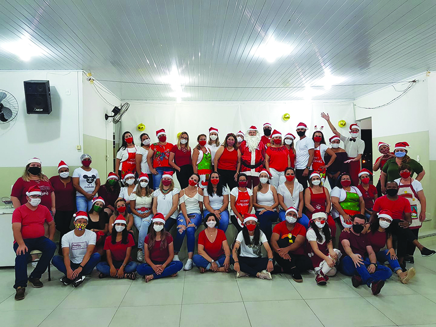 Márcia Cardoso Luquertti Gianoti, Presidente da APAE de Votuporanga, foi pura emoção e orgulho ao postar em sua rede social um agradecimento à sua equipe de colaboradores da APAE. Seguida de uma foto com todos, Márcia fez o seguinte registro: “ Esta equipe eu não dou e não empresto porque é ela que nos dá suporte para realizarmos na APAE tudo pelos nossos atendidos/alunos...Vocês fazem a diferença, são especiais e muito importantes para nosso sucesso... Feliz Natal... Amo vocês. Gratidão”. E a gente fica como??? Segurando a emoção para não chorar. Feliz Natal a todos os envolvidos com esse lindo trabalho que a APAE realiza em nossa cidade