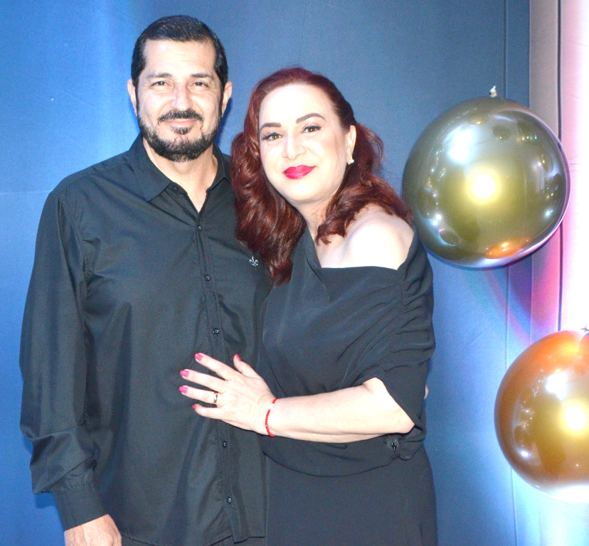 Fabiana Baldissera Marão Duarte, festejou ontem (29) mais um aniversário, cercada de amor, felicidade e muitos abraços carinhosos que ela recebeu de seus amigos e familiares e seu marido, o dentista Emilio Marão Duarte, fez questão de tornar esta data ainda mais inesquecível, desejando saúde, alegrias e uma vida repleta de conquistas. Feliz aniversário!