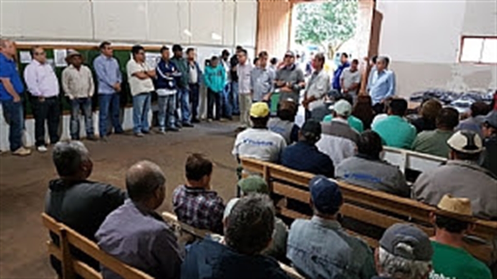 Prefeito Entrega Uniforme à Servidores Das Secretarias De Obras E Da