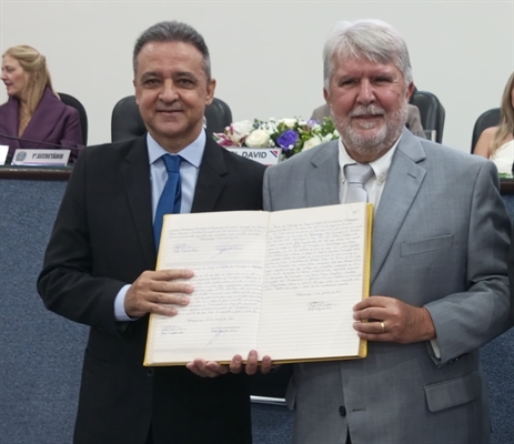 Jorge Seba e seu vice Luiz Torrinha foram empossados na tarde desta quarta-feira (1) ao lado dos 15 vereadores (Foto: A Cidade)