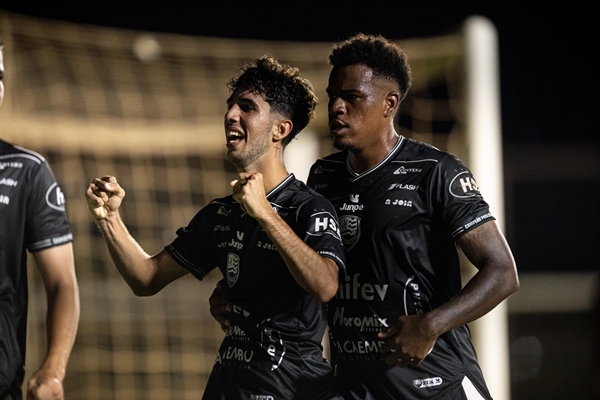 Yago, de pênalti, fez um dos gols da vitória (Foto: Rapha Marques)