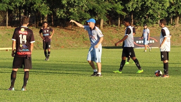 Henrique Ortiz comandando o time do Cavinho que estreia na tarde de hoje na Copinha (Foto: Rafael Nascimento/CAV)