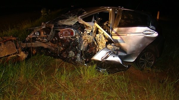 Colisão frontal mata três jovens na SP-320