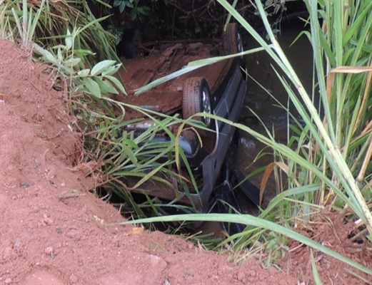 Automóvel despenca de ponte e cai em córrego