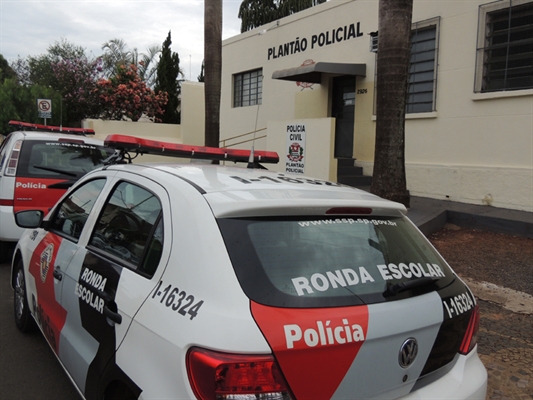 Pedreiro tenta matar irmão com golpes de faca