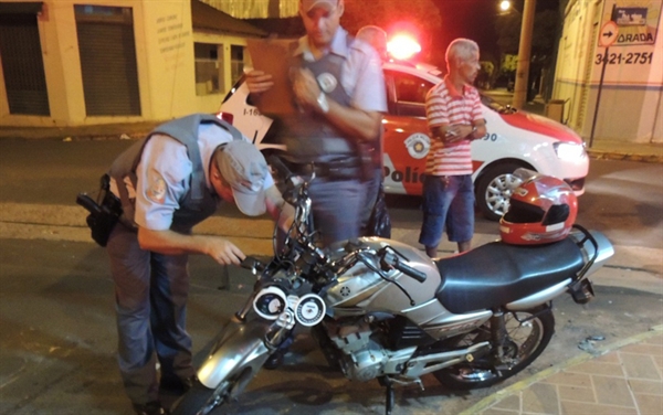 Motorista não respeita “Pare”, bate em moto e foge