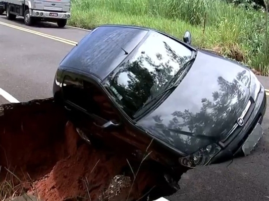 Motorista desvia de buraco, mas cai em cratera em rua de Rio Preto