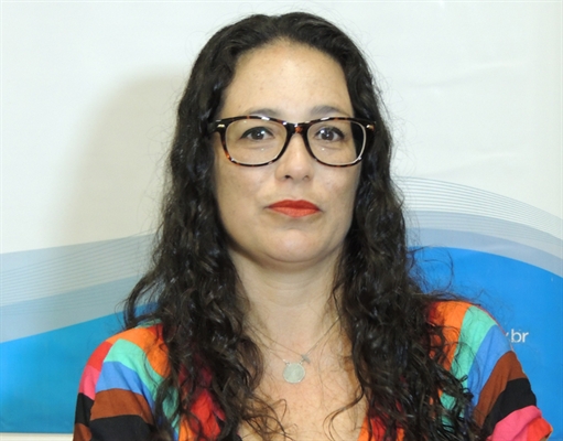 Ela é formada em Jornalismo e Direito e coordenadora de curso da Unifev