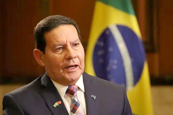 Para os acampados na porta dos quartéis e unidades militares, o ex-vice-presidente Hamilton Mourão (foto) fez o discurso final na noite do dia 31. (Foto: Assessoria)