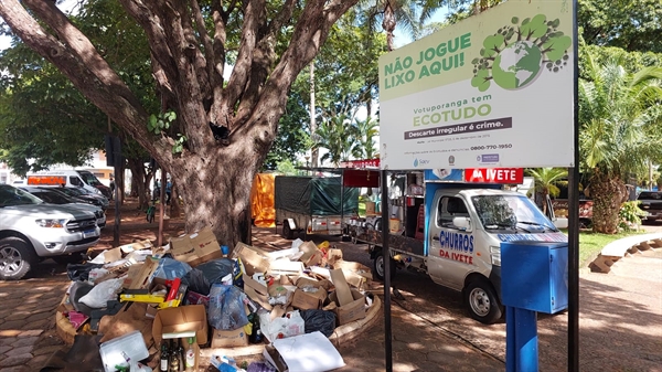 Lixão na Praça São Bento sempre irritou os feirantes e moradores, mas piorou com a implantação da ‘Taxa do Lixo’ (Foto: Redes sociais)