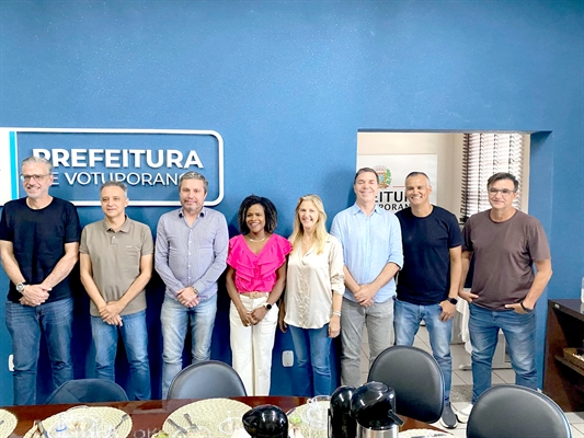 Deputado Fausto Pinato deu o “ar da graça” no último fim de semana e visitou a prefeitura. E com ele a Coronel Helena, nome cogitado para a candidatura a deputada estadual. Veja o grupo da recepção. (Foto: Prefeitura de Votuporanga)