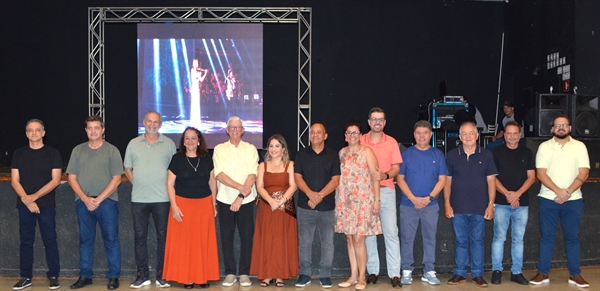 O presidente do Assary, Luiz Celso de Oliveira e Nayara Canato, diretora social,  juntamente a outros diretores e autoridades politicas presentes no anúncio oficial do show do cantor Daniel (Foto: A Cidade)