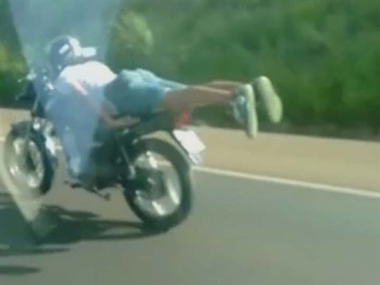 Motociclista é flagrado fazendo  manobras arriscadas em rodovia
