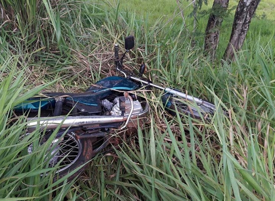 Duas pessoas são arremessadas  em ribanceira após ultrapassagem