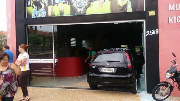 Carro desgovernado invade academia no Centro