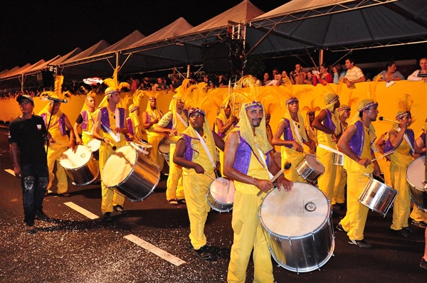 Escolas de samba se reapresentam amanhã