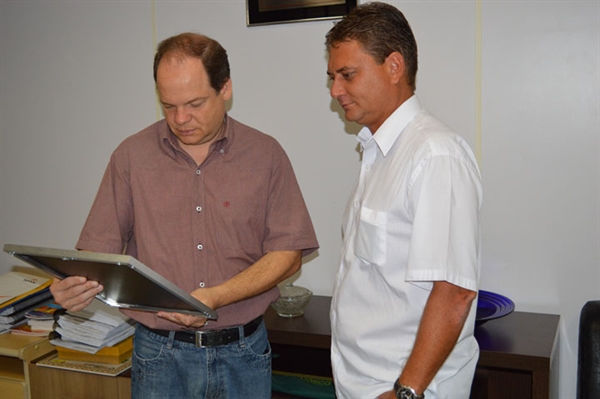 Serginho assume presidência da Câmara e presta homenagem a Eliezer Casali em troca de gabinete 