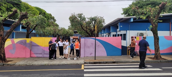 Os alunos foram recebidos pelos dois policiais aposentados que ficarão lotados no recinto. Foto: A Cidade