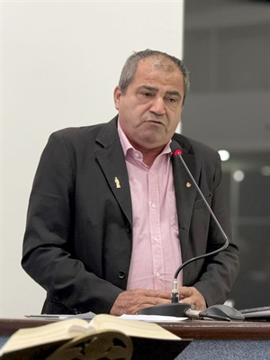 O vereador O Wartão “comemorou” seu aniversário na tribuna (Foto: Da assessoria)