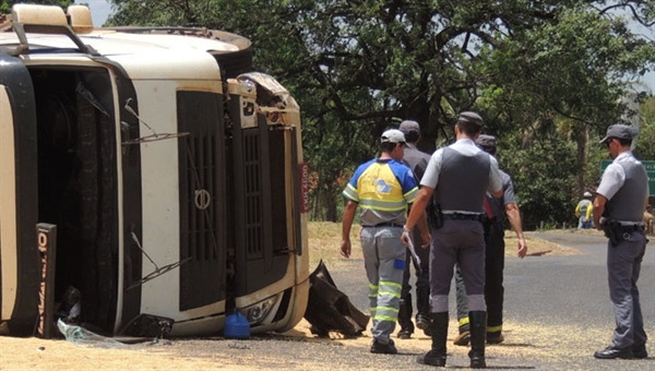 Carreta bate em carro, tomba no trevo da Coacavo e esparrama carga de soja