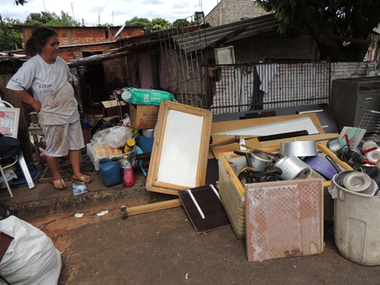 Chuva inunda casa e deixa família desabrigada