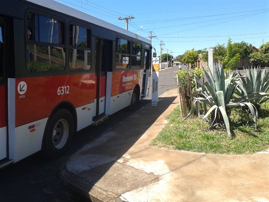 Prefeitura diz que empresa não é obrigada a instalar os abrigos