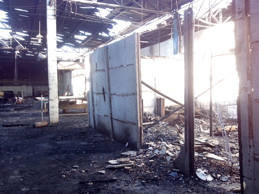 Galpões de espuma são destruídos em fábrica
