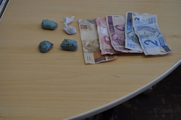 Dois jovens são pegos por tráfico de drogas no bairro São João