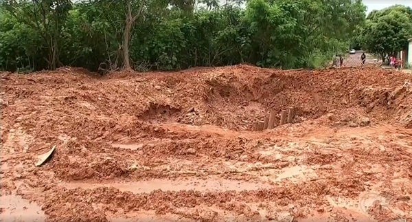 A situação ainda incomoda os moradores na travessa Cinco, esquina com a rua Valentim Martins Delgobo (Foto: Reprodução)